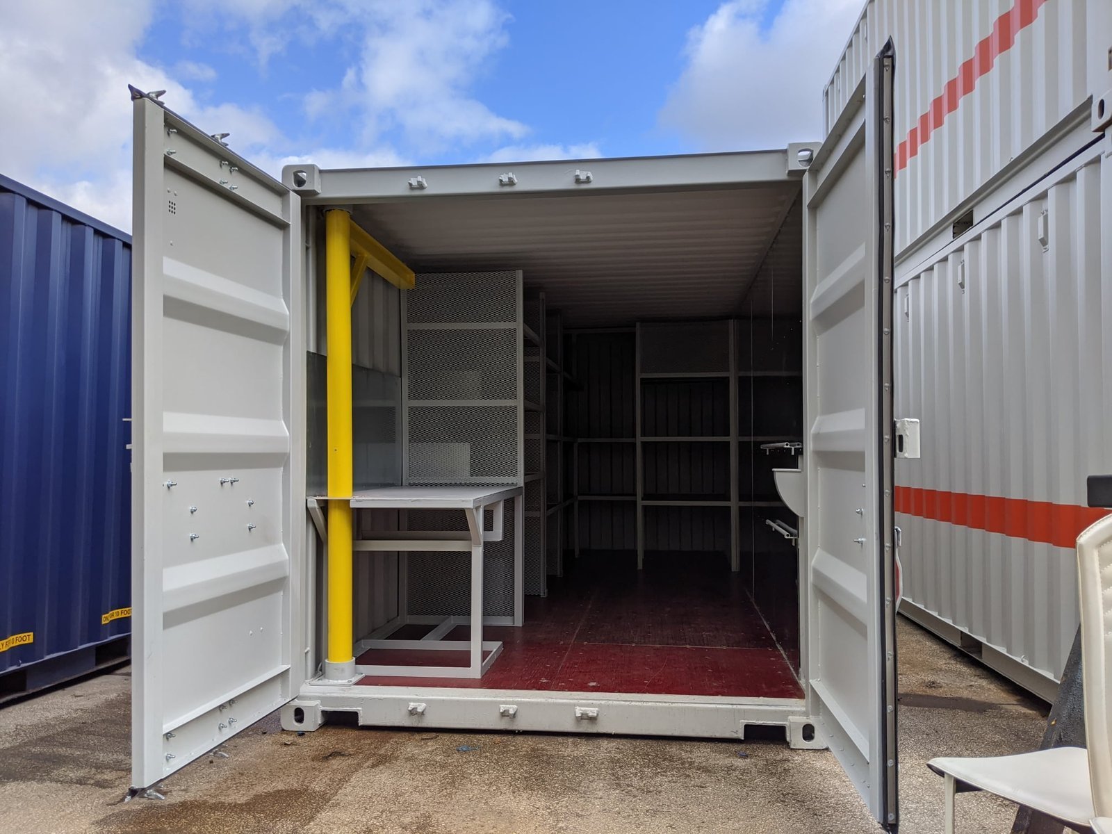 20ft werkplaatscontainers met planken – gebouwd voor duurzaamheid en prestaties