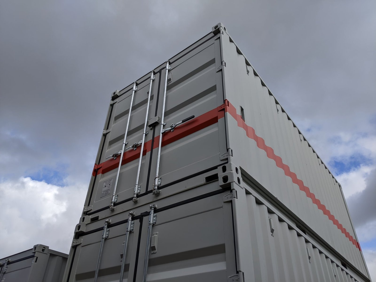 20ft werkplaatscontainers met planken – gebouwd voor duurzaamheid en prestaties - Afbeelding 5
