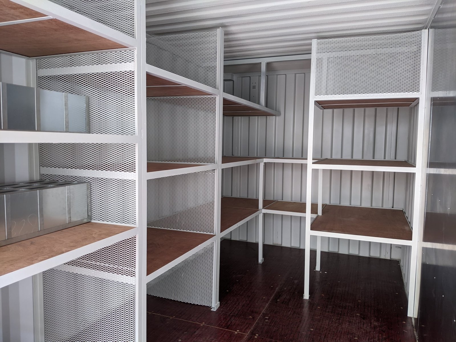 20ft werkplaatscontainers met planken – gebouwd voor duurzaamheid en prestaties - Afbeelding 4